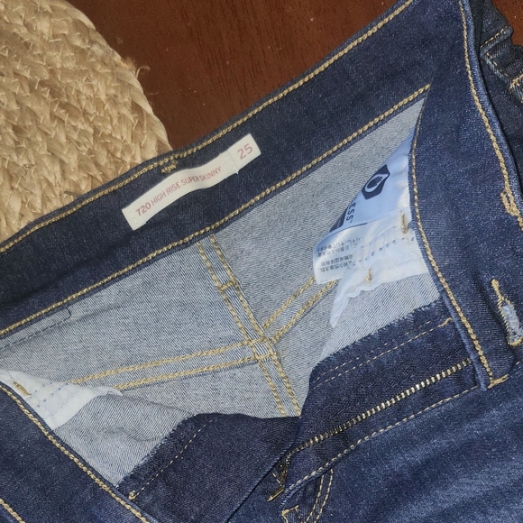 Women's cut off Levi Shorts - Picture 3 of 6